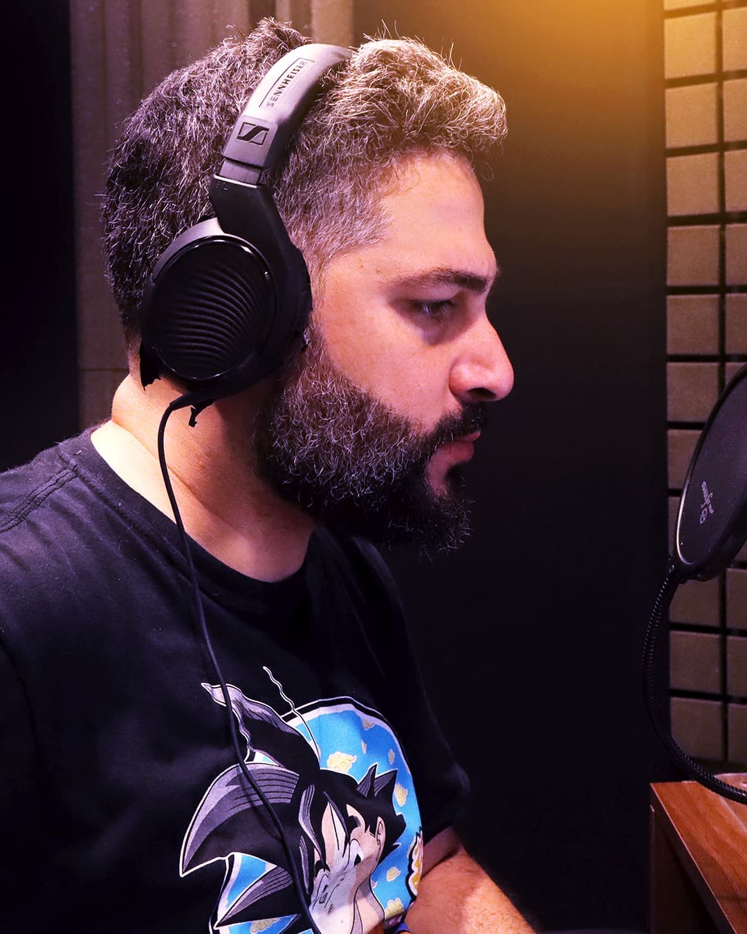 حسن حمدان يضع السماعات أمام الميكروفون